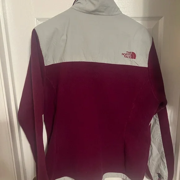 Large Women’s North Face jacket! In Great Shape . - Picture 2 of 3